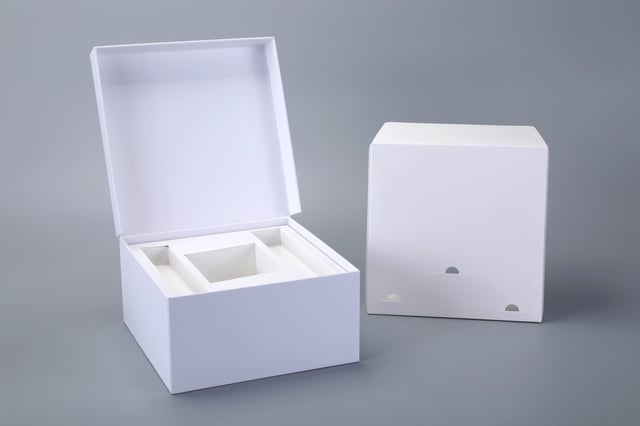 Flip-lid box with inserts