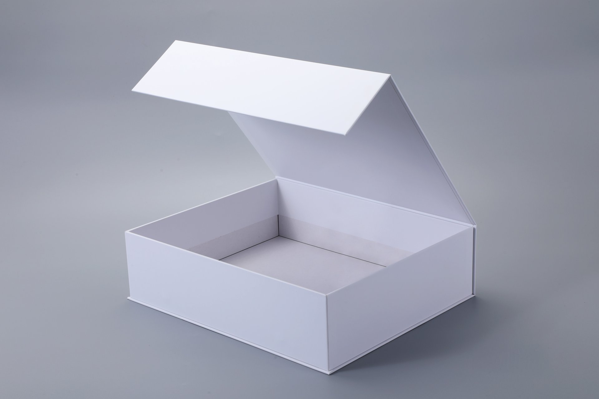 Magnetic closure boxes